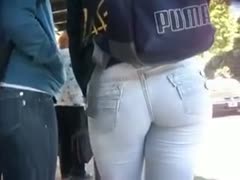 Wearing tight pants, my crush is strolling along the street.